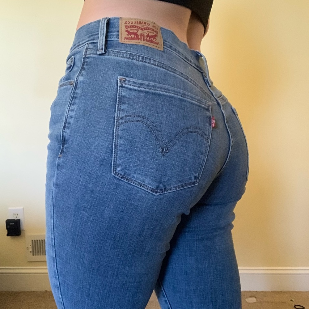 Levi Mid-Rise Jean- medium wash